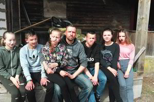 Būrį tėvų paliktų brolių ir sesių globojanti mergina sulaukė dar baisesnio smūgio