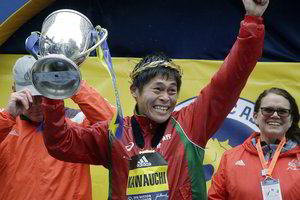 Legendinį Bostono maratoną laimėjęs japonas turėjo paprašyti išeiginės
