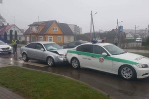 Moters „Audi A6“ Ukmergėje rėžėsi į policijos BMW – sužeisti du policininkai ir vaikas