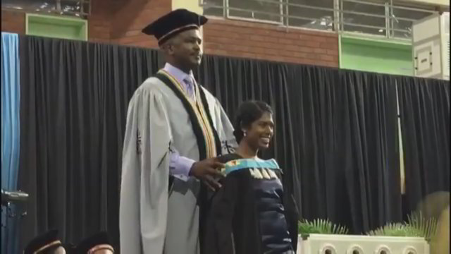 Merginos poelgis per diplomų teikimo ceremoniją pritraukė visų dėmesį