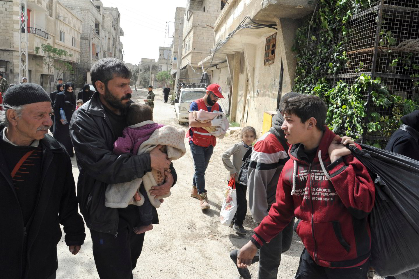 Sirijoje po cheminės atakos medikų pagalbos prireikė 500 žmonių.<br> AP nuotr. 