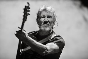 „Pink Floyd“ legenda R. Watersas pradėjo gastroles Europoje: įspūdingas šou ir kritika politikams