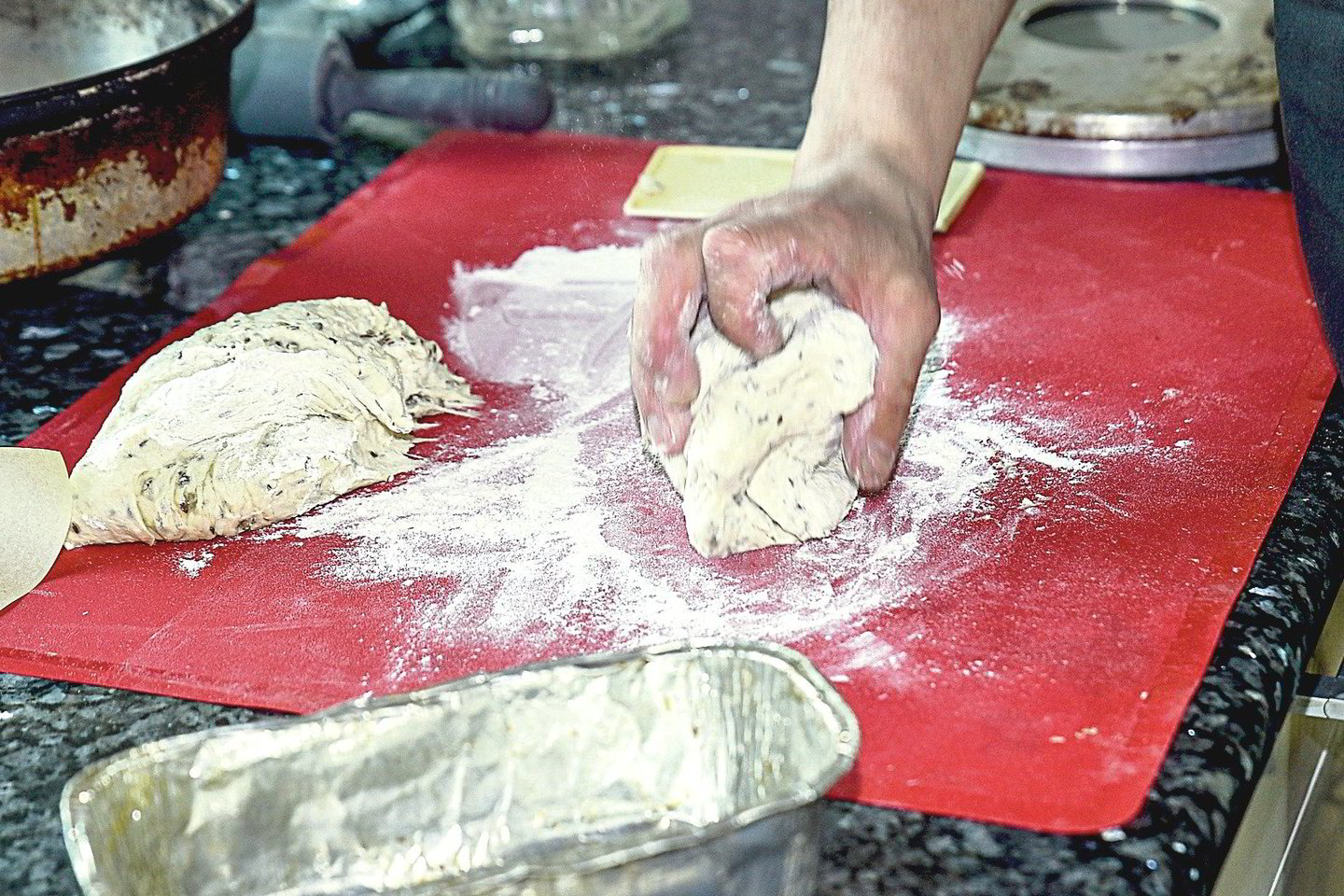 Duonos kepimas – viena švariausių maisto gaminimo procedūrų, nes nereikia ilgai gaišti plaunant nešvarius indus. <br>V.Ščiavinsko nuotr.