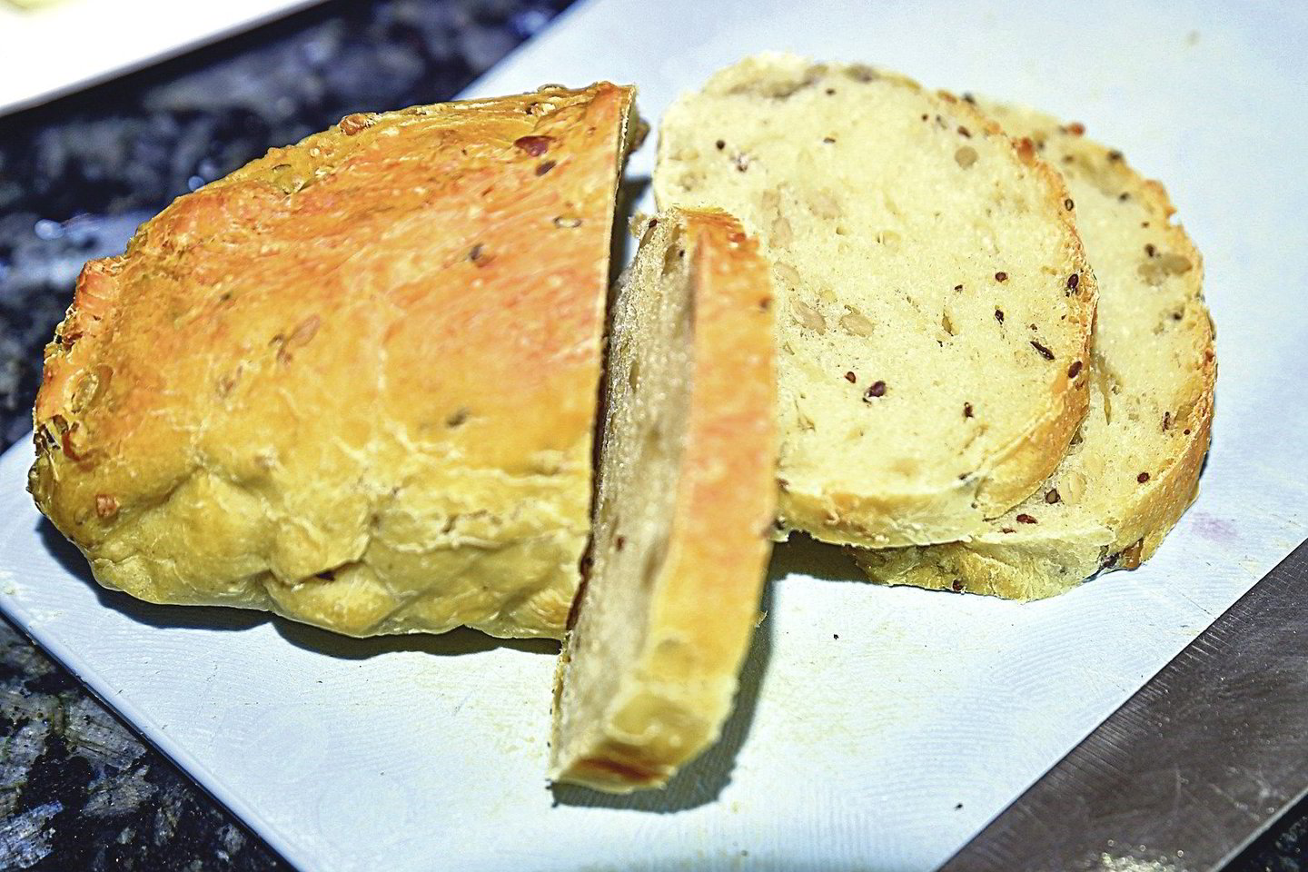 Duonos kepimas R.Mickevičiui – viena švariausių maisto gaminimo procedūrų, nes nereikia ilgai gaišti plaunant nešvarius indus. <br>V.Ščiavinsko nuotr.