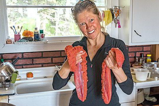 Kepdama žuvį lietuvė iš Aliaskos nepamiršta vienos taisyklės