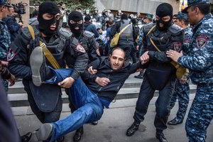 Armėnijos policija per antivyriausybinį protestą sulaikė dešimtis žmonių