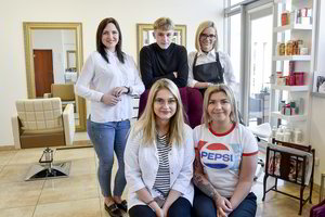 Netradiciškai atrodanti salono įkūrėja paneigė su grožiu susijusius mitus