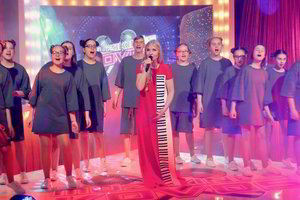 Laura Remeikienė grojo gyvu pianinu, kuris lakstė po studiją