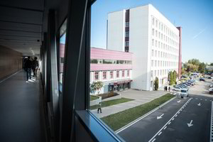 14 metų Santaros klinikose besigydantį vyrą supykdė piniginės baudos ligoniams