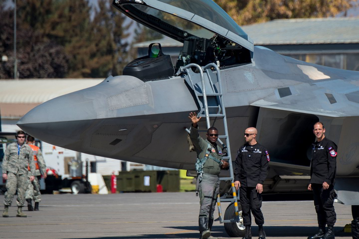  F-22 Raptor – penktos kartos JAV karinių oro pajėgų stealth technologija paremtas, radarų sunkiai pastebimas naikintuvas. Pagrindinė jo paskirtis – oro erdvės užvaldymas ir kontrolė prieš valstybes, turinčias galingas oro pajėgas.<br> Reuters / Scanpix nuotr.