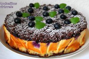 Visiems patikęs šokoladinis varškės pyragas su mėlynėmis – išsikepkite ir jūs