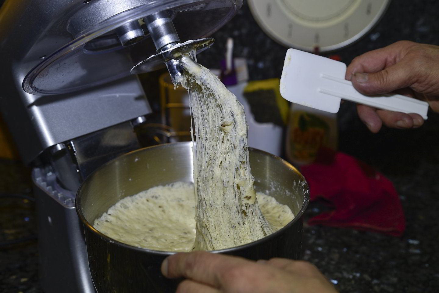 Duonos kepimas R.Mickevičiui – viena švariausių maisto gaminimo procedūrų, nes nereikia ilgai gaišti plaunant nešvarius indus. <br>V.Ščiavinsko nuotr.