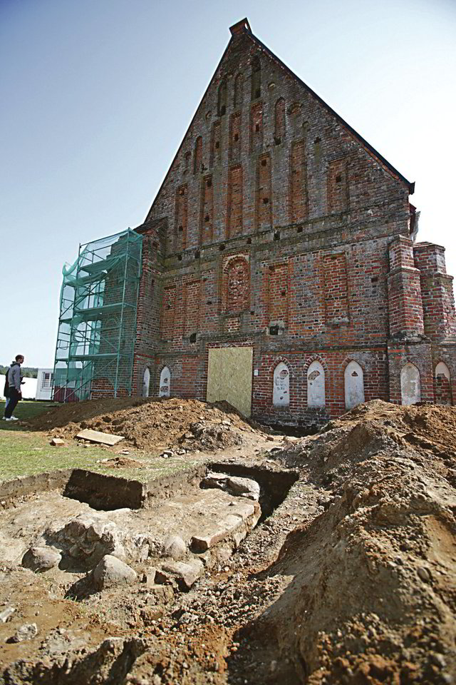Archeologas J.Račas pasakojo, kad prie bažnyčios nesitikėjo atrasti mūrinių buvusio priestato pamatų. Manoma, kad vieno aukšto priestatas buvo su varpinės bokštu.<br>G.Bitvinsko nuotr.