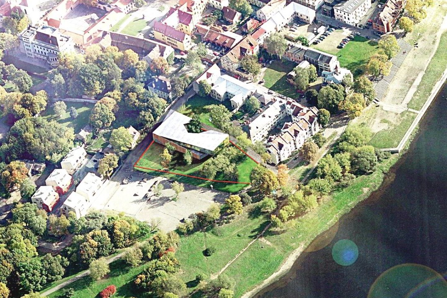 Architekto G.Natkevičiaus parengtam projektui plėtoti LKF gavo 30  arų sklypą Kauno senamiestyje netoli upės.