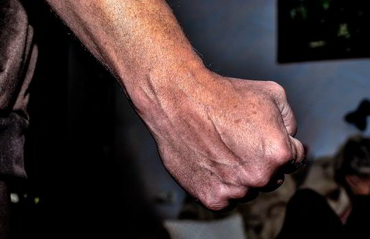 Girtos motinos ir patėvio išpuolis prieš vaiką – negailestingai mušė ir spardė