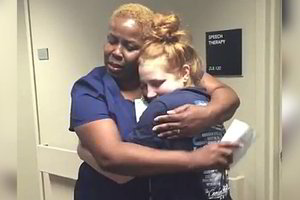 Paralyžiuotos merginos staigmena: slaugė klykė iš džiaugsmo, skyrius šluostėsi ašaras