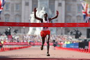 Londono maratoną sekmadienį laimėjo Kenijos bėgikai 