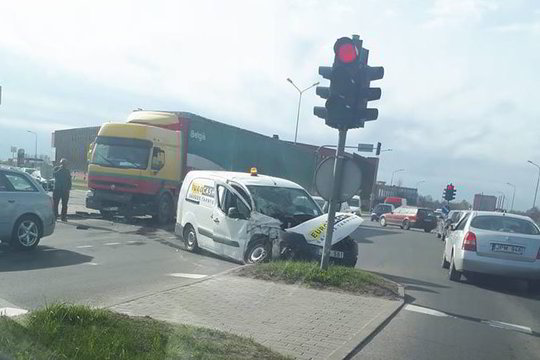 Šiauliuose į avariją pateko saugos tarnybos automobilis