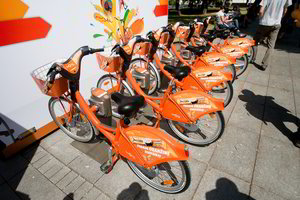 Oranžiniai dviračiai džiugina ne visus vilniečius: „Jaučiamės nuskriausti“