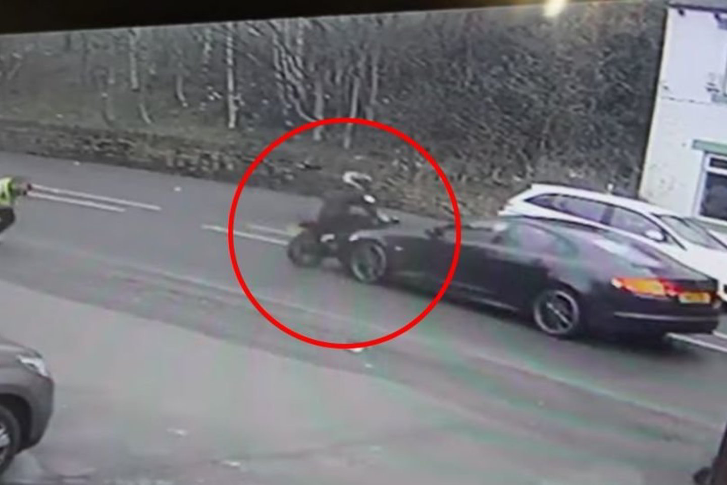 Sunkvežimį pavogęs vyras vėliau sugrįžo pasiimti motociklo, tačiau jį partrenkė automobilis.<br>Ekrano nuotr.