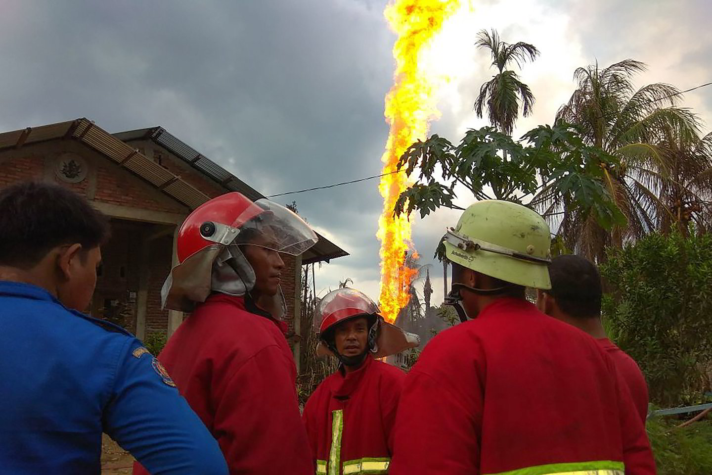  Indonezijoje mažiausiai 10 žmonių žuvo, o dar dešimtys buvo sužeisti užsiliepsnojus neteisėtai įrengtam naftos gręžiniui Ačeho provincijoje, trečiadienį pranešė pareigūnai.<br> AFP/Scanpix nuotr.