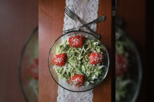 Gardžios ir sveikos pavasarinės salotos su kiaulpienių ir garšvų lapais