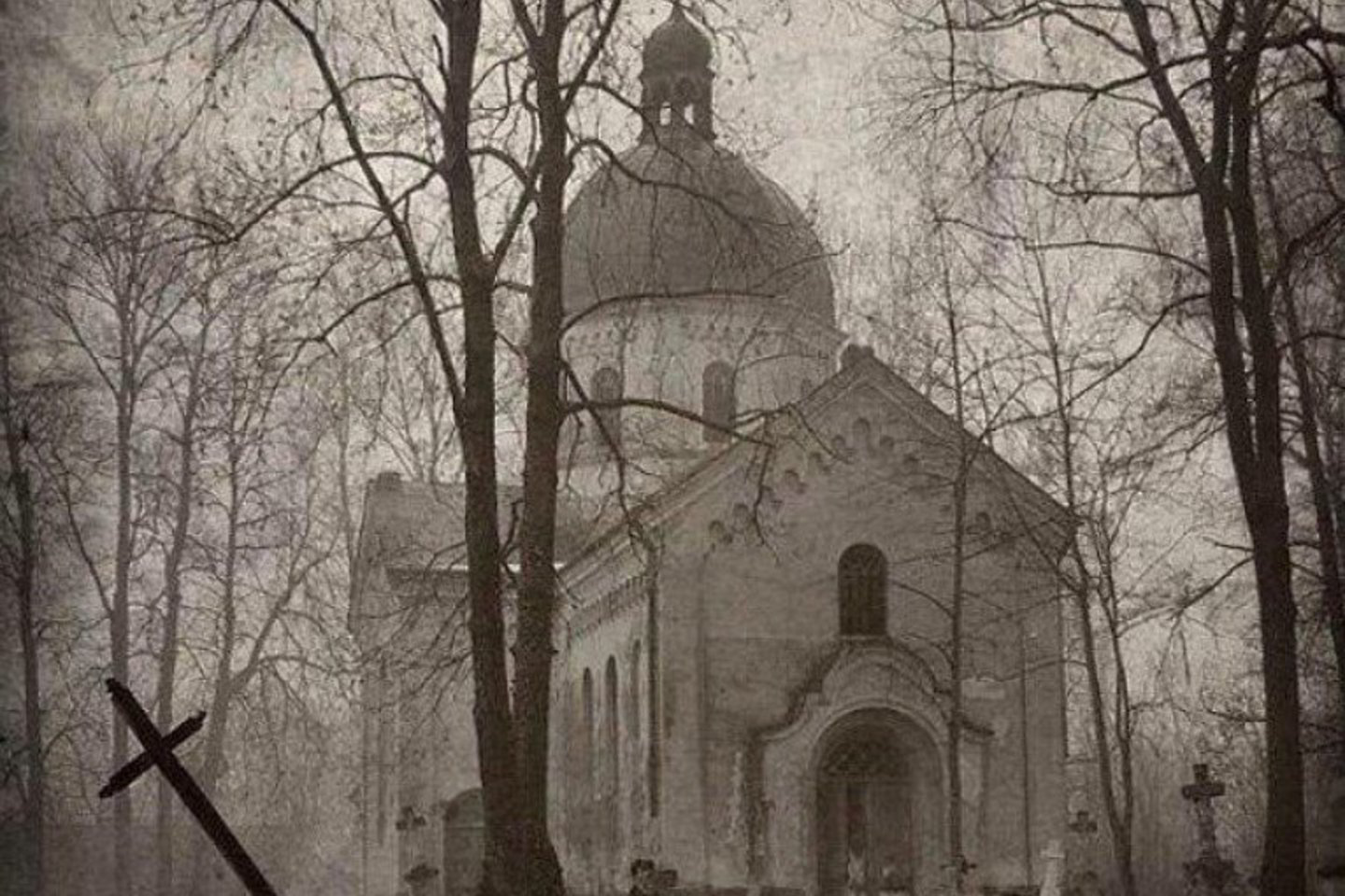 Apleistos kapinės su cerkve Lenkijoje.<br> Instagram nuotr.