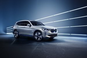BMW pristatė savo pirmąjį elektrinį visureigį su nematyta galimybe