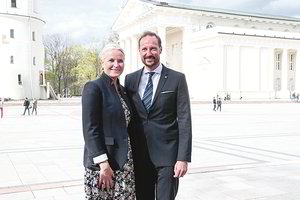 Nepaprasta meilė iš pirmo žvilgsnio: princas, vedęs padavėją