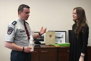 Sąžiningai pasielgusiai Šiaulių abiturientei – policijos padėka ir dovanos