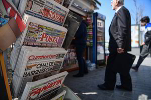 Turkija skyrė įkalinimo bausmių pagalba terorizmui kaltinamiems „Cumhuriyet“ žurnalistams