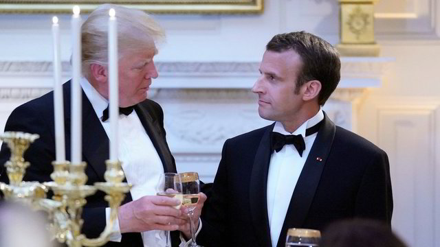Donaldas Trumpas negalėjo atsidžiaugti: Emmanuelį Macroną lepino apsikabinimais