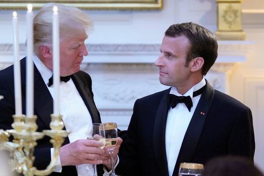 Donaldas Trumpas negalėjo atsidžiaugti: Emmanuelį Macroną lepino apsikabinimais