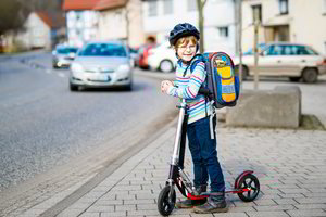 Į mokyklą paspirtukais atvykusiems vaikams – nemalonus direktorės akibrokštas