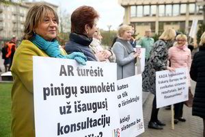 Mitingą surengę medikai: „Mes su sugniaužtais kumščiais reikalausime savo teisių“