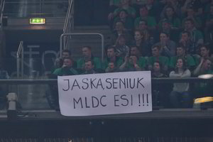 Kauno „Žalgirio“ arenoje pakabintas plakatas sirgalius vertė nusišypsoti