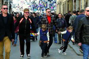  Eltonas Johnas vietoj koncertų renkasi jaukų šeimos židinį