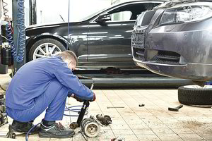 Vairuotojai skundžiasi: automobilių draudimo kainos – be jokių stabdžių