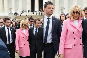 65-erių Brigitte Macron asmens sargybinio žavesys verčia iš kojų