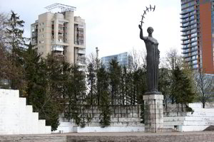 Netoli žydinčių sakurų vilnietę liūdina kasdien vis blogėjantis vaizdas