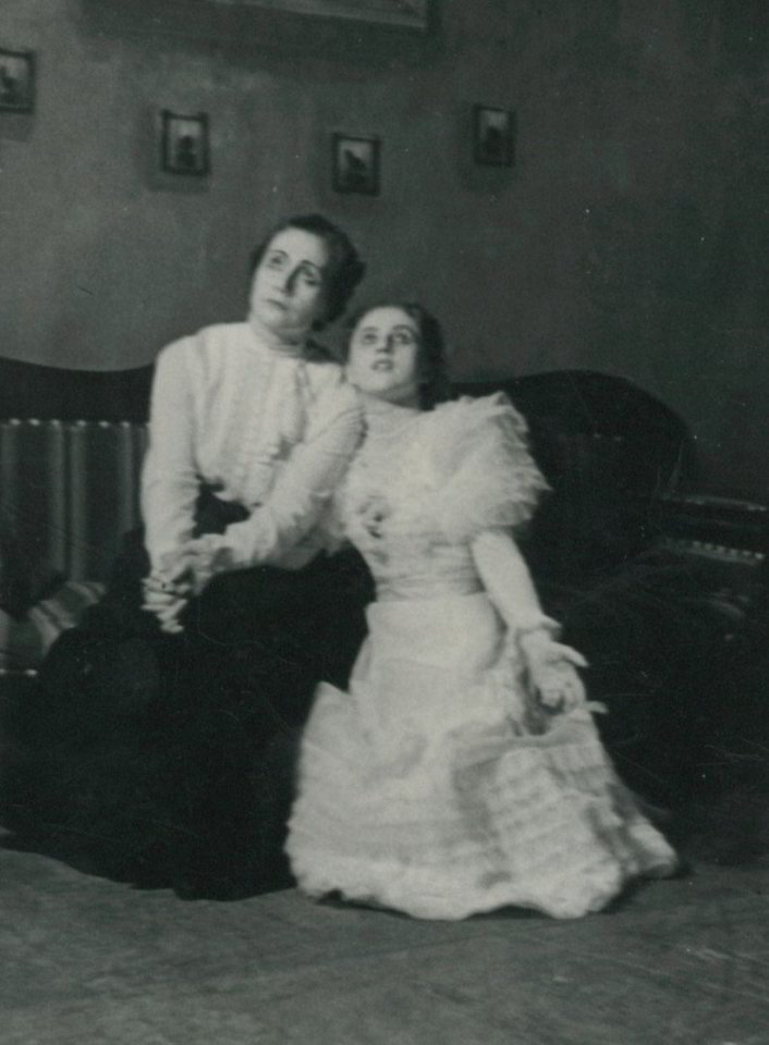 A.Čechovas. „Vyšnių sodas“. M.Mironaitė – Ania, Petronelė Vosyliūtė – Ranevskaja. Valstybės teatras, 1937 m.