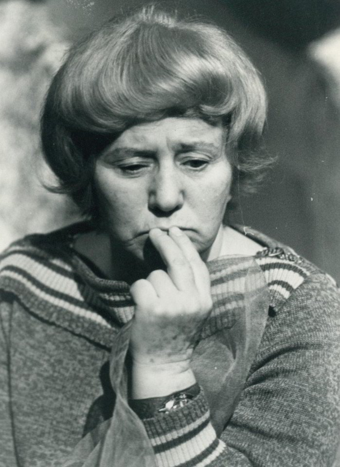 I.Erkenis. „Žaidžiame kates“. M.Mironaitė – Eržebeta Orban. Lietuvos SSR akademinis dramos teatras, 1977 m.