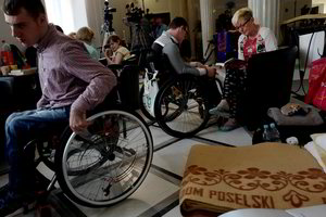 Lenkijos parlamentaras pasiūlė neįgaliuosius išmesti iš parlamento