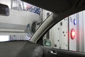 Pavasarinė problema: kaip iš automobilio panaikinti blogą kvapą ir drėgmę