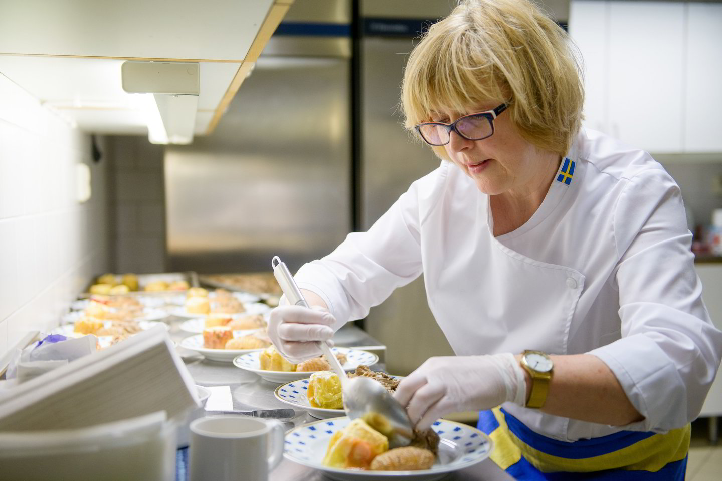 Švedijos ambasdos virtuvės šefė Daiva Leonavičienė patiekalus pagal šimtmečio meniu ruošia jau nebe pirmąkart.<br>J.Stacevičiaus nuotr.