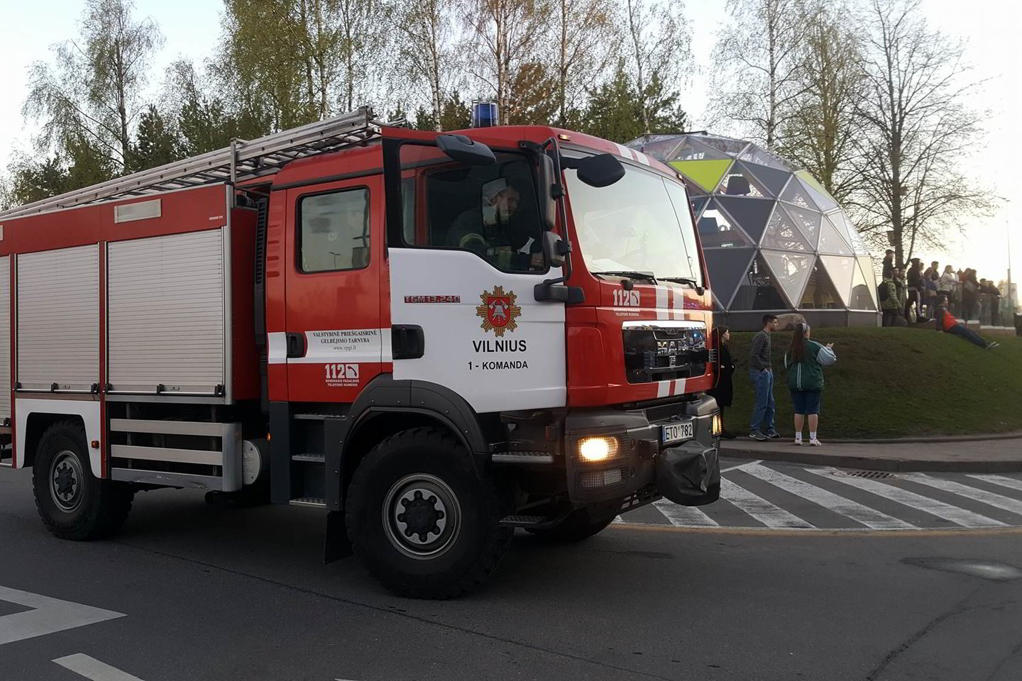  Vilniuje penktadienį iš „Akropolio“ buvo evakuojami žmonės.<br> D.Umbraso nuotr.