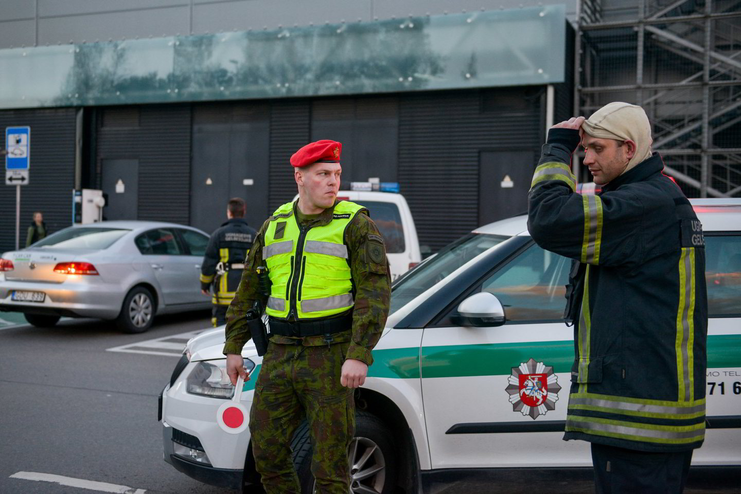  Vilniuje penktadienį iš „Akropolio“ buvo evakuojami žmonės.<br> J.Stacevičiaus nuotr.