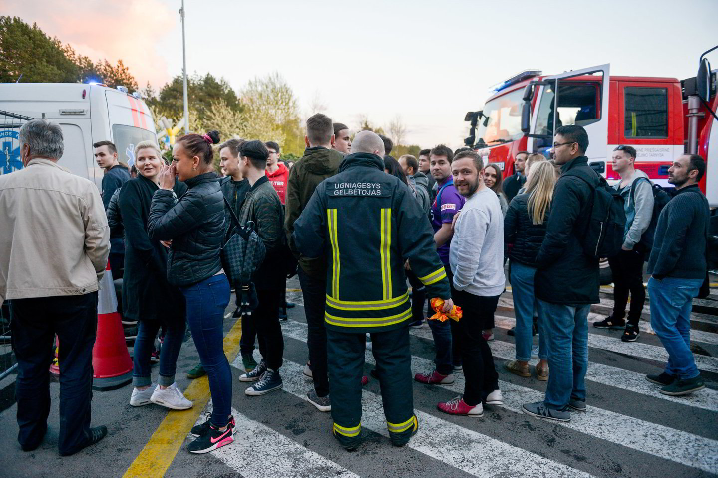  Vilniuje penktadienį iš „Akropolio“ buvo evakuojami žmonės.<br> J.Stacevičiaus nuotr.