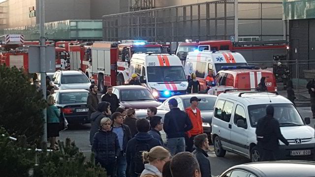 Gaisras Vilniaus „Akropolyje“: evakuoti žmonės, nukentėjo moteris