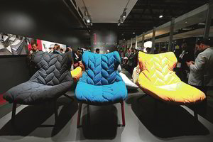 Lengvumas, raštai ir technologijos – Milane atsiskleidė tokios baldų mados